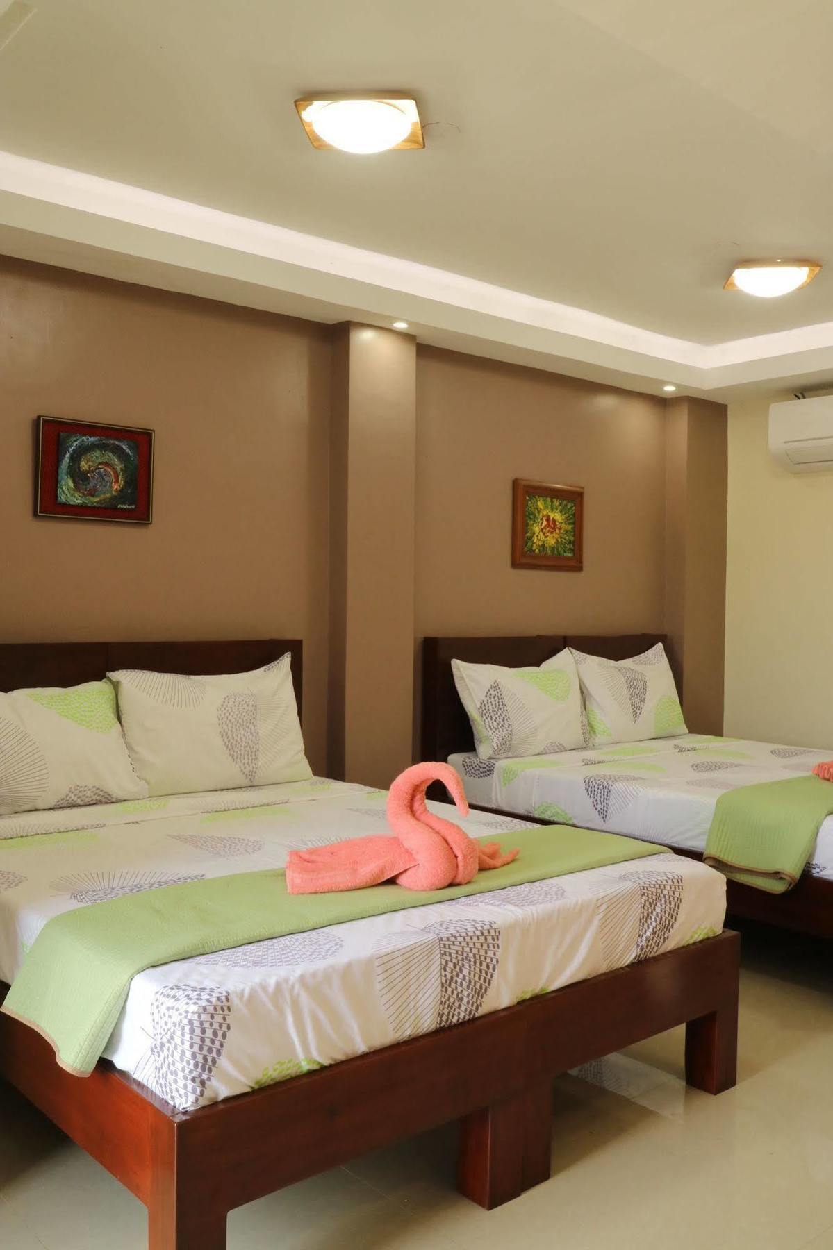 Ea Apartelle - Metro Vigan Buitenkant foto